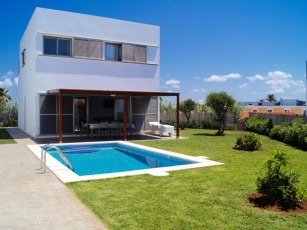 Villa with 4 bedrooms and 3 bathrooms with A/C, Just 600 mts away from the beach.