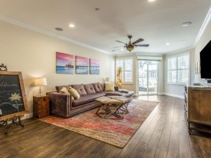 Luxury Condo One Block from Beach and Village-Electric Car Outlet