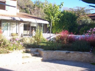 Peaceful City-Edge Home with Spa Bath, Garden & Dome-Covered Pool | Walk to Town – Sleeps 4