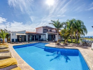 Stunning 6 bed villa with private heated pool and stunning views