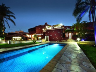 Luxury villa with heated pool and Jacuzzi, 6 - 10 guests