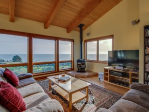 A private hot tub, shared pool, ocean views & close to Pebble Beach!