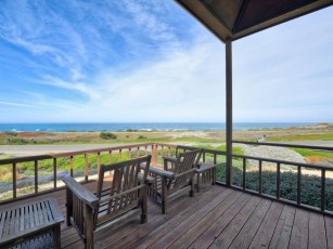 Gorgeous waterfront home with easy beach access, free WiFi, and more!