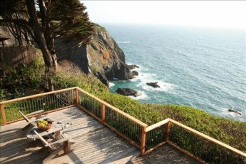 Oceanfront Vacation Home - Spectacular Views; Hot Tub; Wi-Fi.