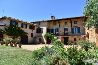 Charming Golden Stone House Near Lyon & Beaujolais Vineyards – Garden, Pool & Breakfast Included
