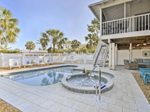 Canalfront Anna Maria Cottage w/ Pool & Hot Tub!
