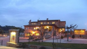 9 bedroom Villa, sleeps 21 in Vilamarí with Pool and WiFi