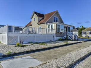 Quaint Wildwood House w/ Pool - Walk to Beach!