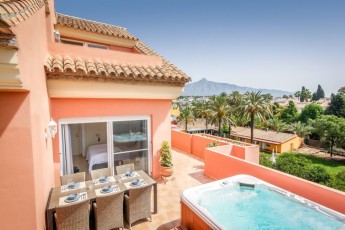 Stunning duplex penthouse, El Embrujo Playa , Jacuzzi, beachside Puerto Banus!
