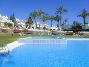 Beautiful garden home in Andalucia Garden Club, sunny terraces, Puerto Banus!