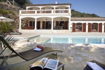 Luxurious villa in Ste-Maxime with a beautiful private pool, outdoor kitchen and roof terrace.