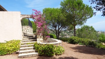 Provencal villa in Les Issambres with beautiful sea view, quiet and residential site