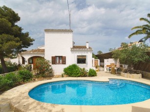 2 bedroom Villa, sleeps 4 with Pool, Air Con and FREE WiFi