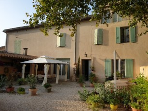 Le MAS D'HUBERT, Très  Beau Mas Provençal avec piscine avec 3 chambres -- Beautiful Provencal Mas with pool with 3 bedrooms