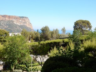 Sea views from a beautiful building, ideally located in Cassis near the harbour