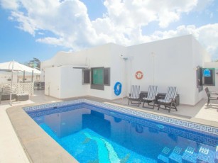 Family Friendly Villa Costa Teguise 4 Bed,3Bath,Private Heated Pool.  Just 700 Metres from the Beach!