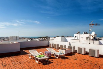 Air-Conditioned Apartment in Great Location with Rooftop Terrace and Wi-Fi; Pets Allowed
