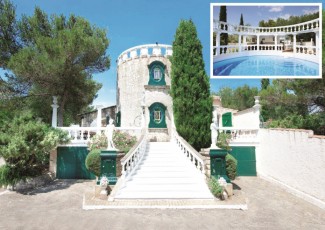 Villa Romantique – A very special and spacious Provençal stone-built hilltop Villa with a unique Private Pool. Panoramic views and furnished in an antique Provencal style.