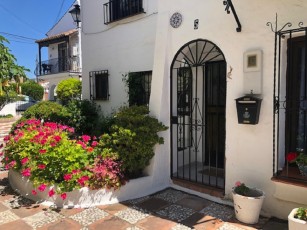 Charming Andalusian Holiday Rental with Communal Pool & Roof Terrace – 500m to Burriana Beach, Nerja