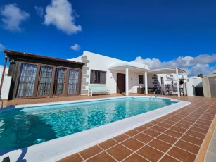 Spacious Family Villa with Heated Pool, Games Room & BBQ – Walk to Beach, Shops & Restaurants